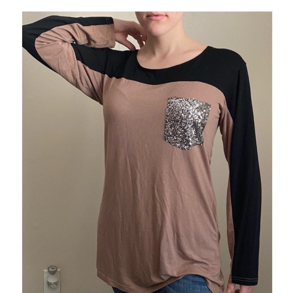 Super soft longsleeve two town top excellent condition. Hung to dry.